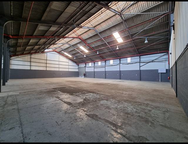 1,200M² WAREHOUSE TO LET IN TRIANGLE FARM